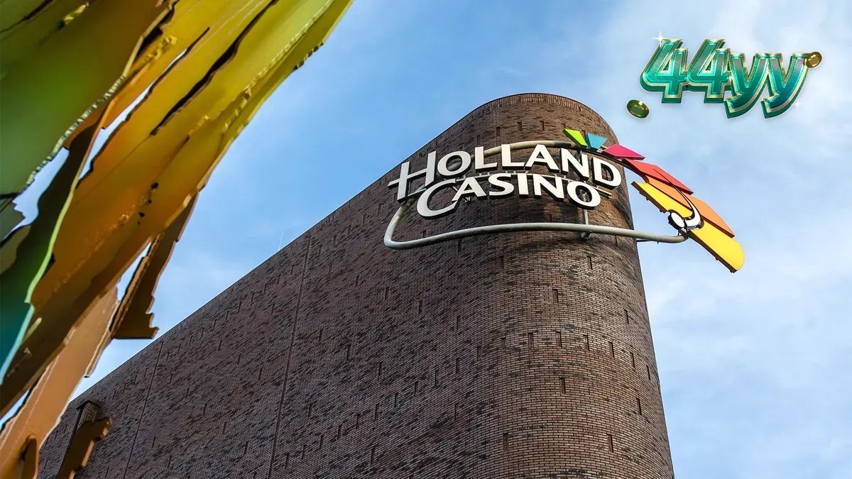 Fachada moderna do Holland Casino com luzes noturnas